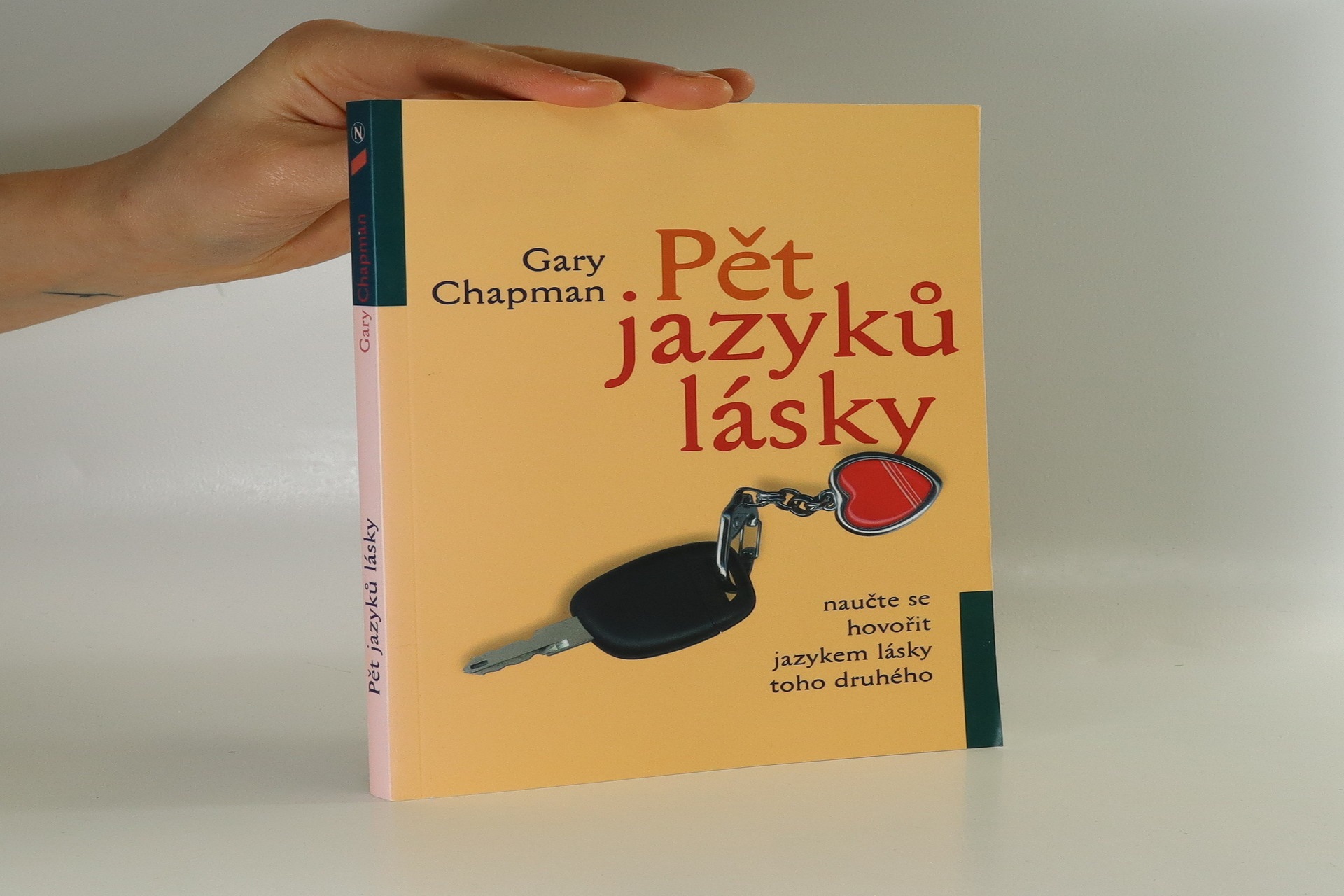Četla jsem v životě spoustu knih o vztazích. Pět jazyků lásky byla jedna z těch, které zásadně ovlivnily mé vztahy jejich a vnímání. A to nejen s muži, ač s těmi nejvíce! 